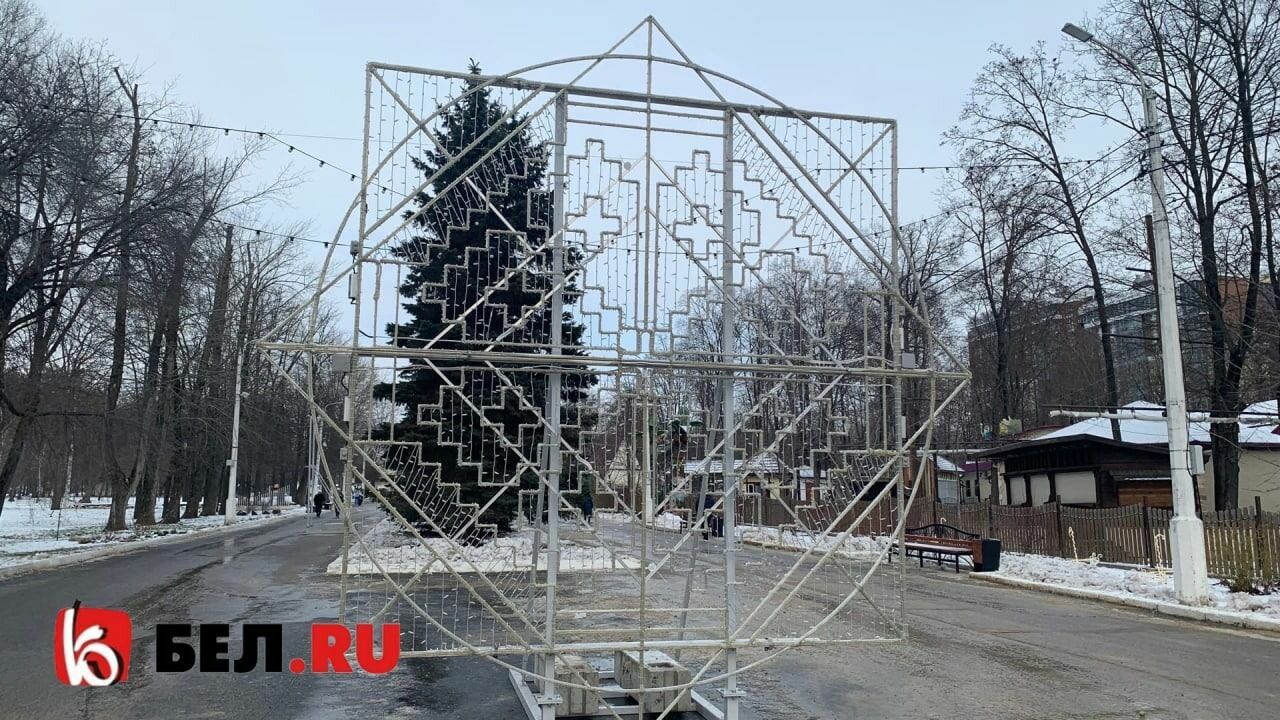 Вместо памятника Ленину на входе в парк в Белгороде поставили новогоднюю декорацию
