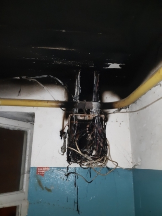 Ночью в многоэтажке Белгорода сгорел блок коробки интернета