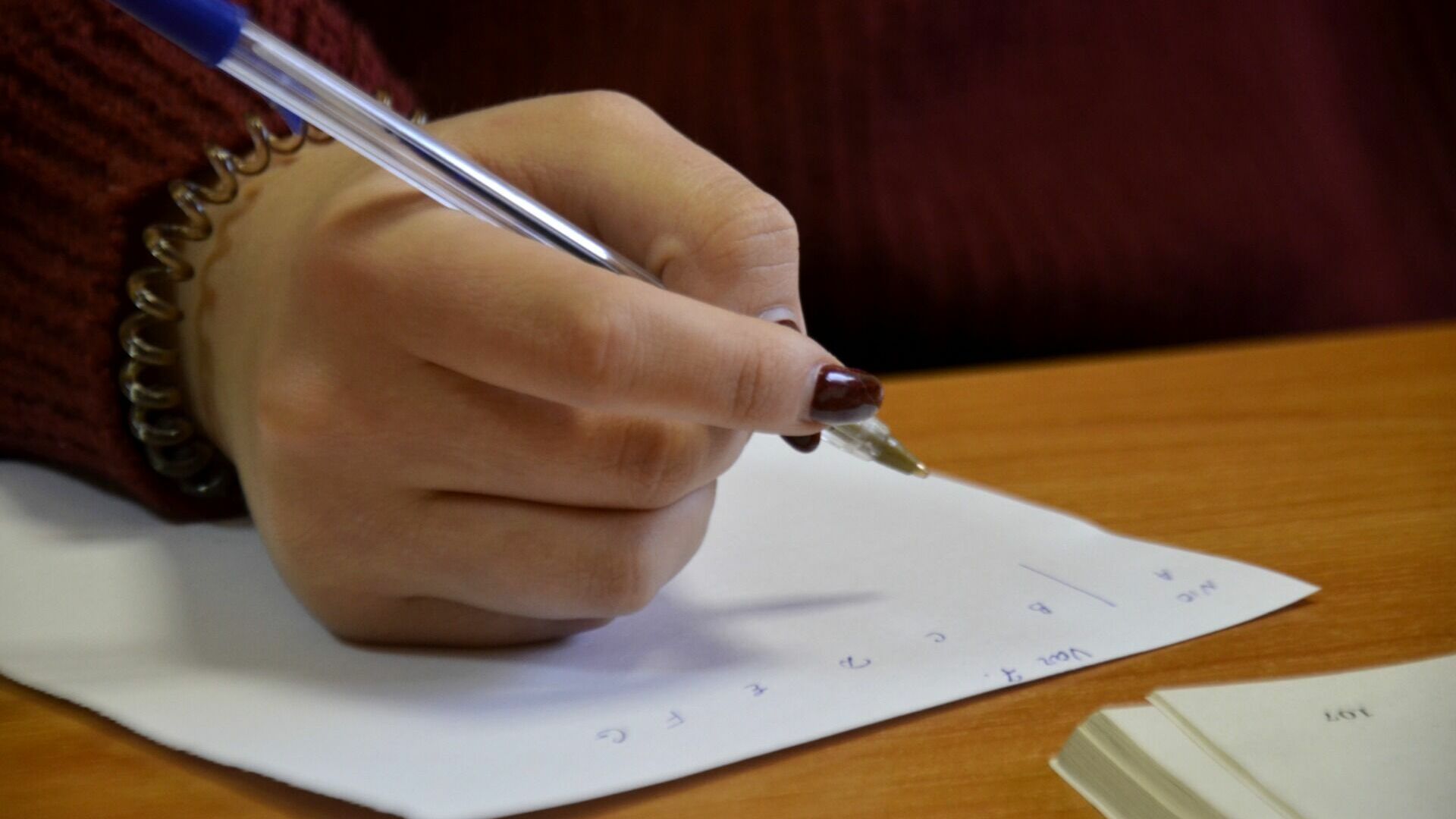 Белгородские ученики из приграничных школ напишут итоговое сочинение на месяц позже