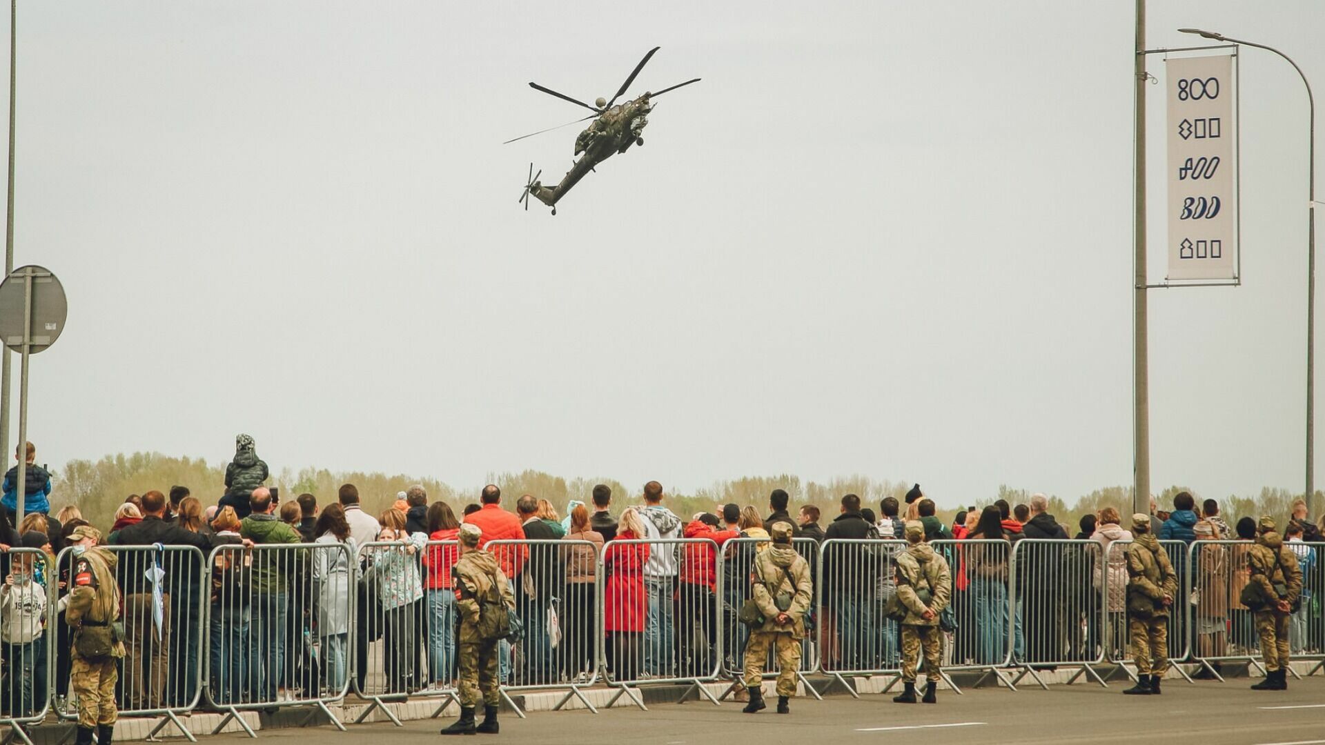 Военные устроили вертолётное шоу в небе над Прохоровским полем в День Победы