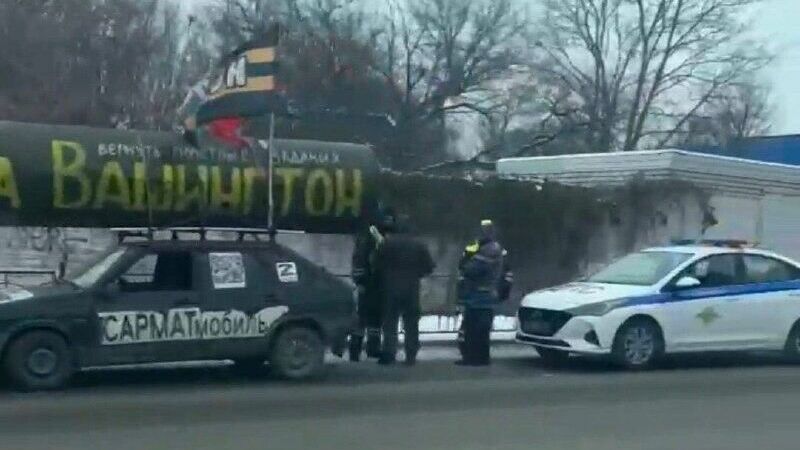 В Белгороде полиция остановила авто с муляжом ракеты на крыше