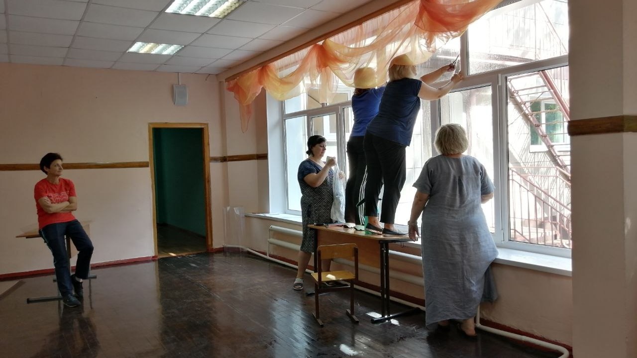 Вячеслав Гладков проверил, как окна школ укрепляют бронеплёнкой 