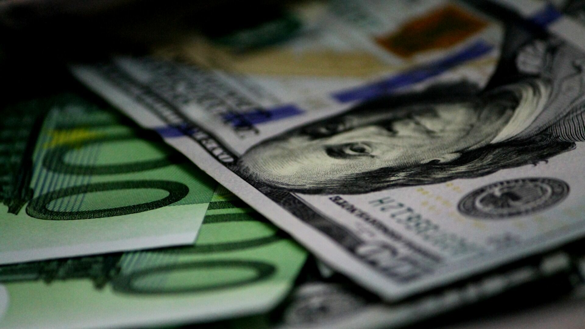 Курс доллара впервые с весны превысил 69 рублей