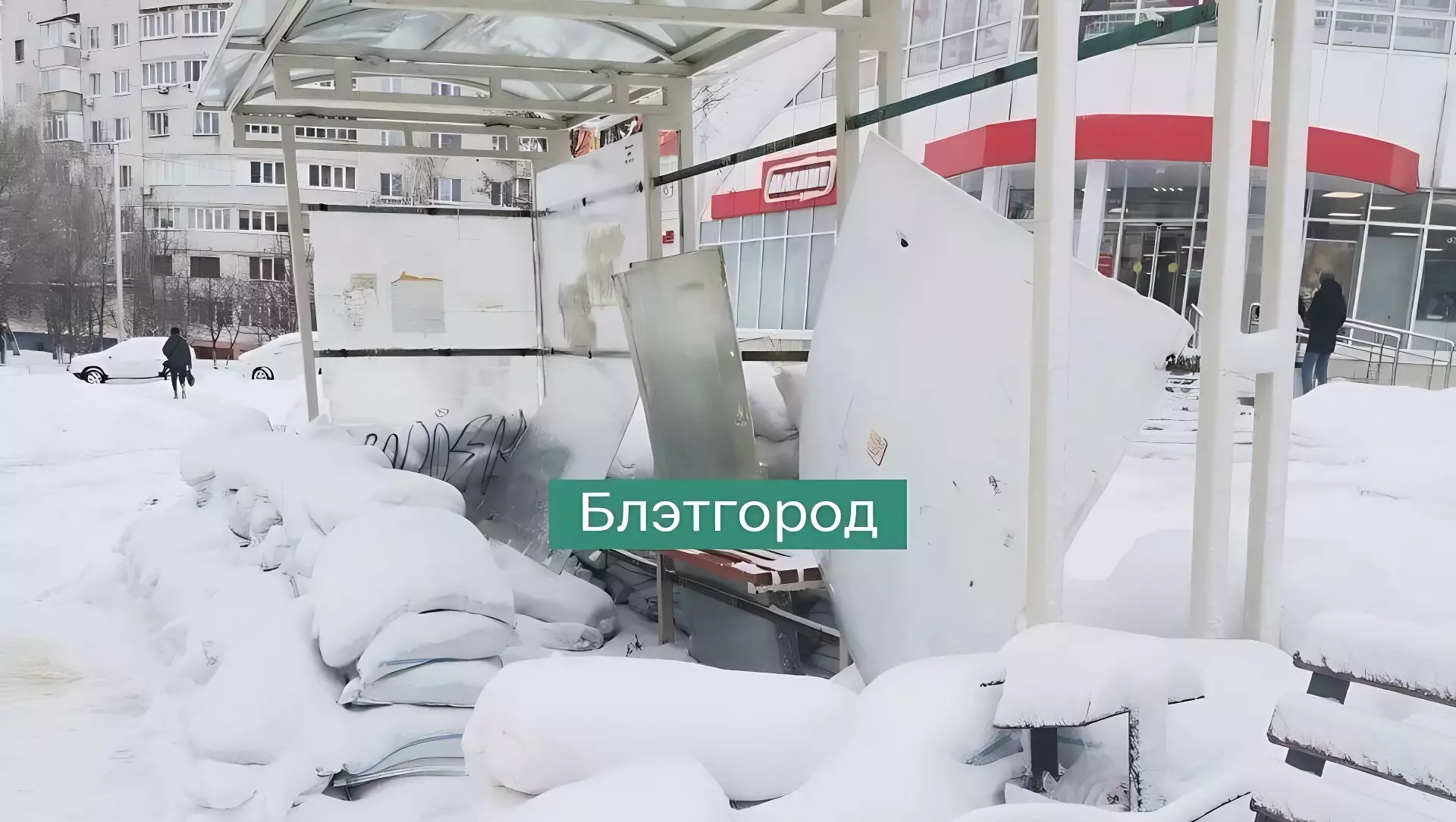 Из-за мешков с песком на остановке в Белгороде выдавило стёкла
