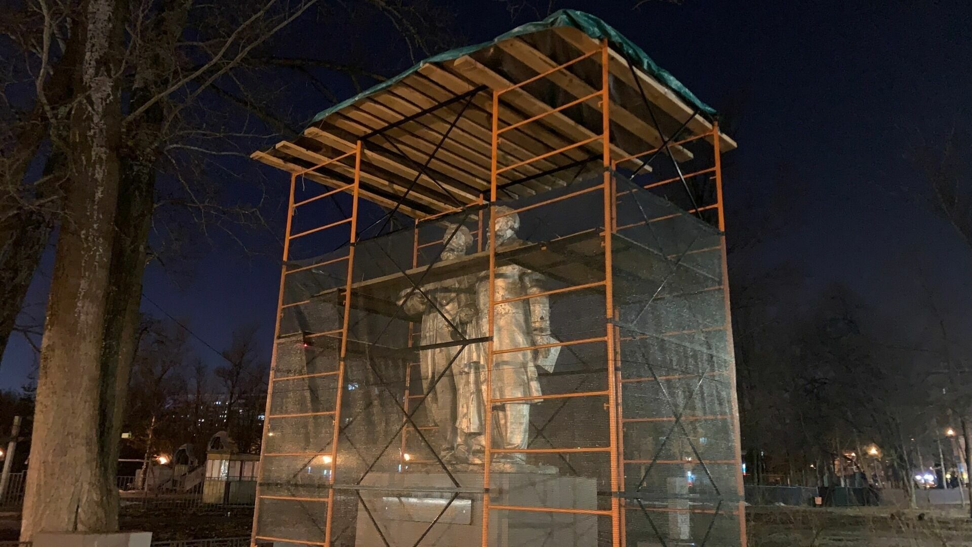 Памятник Марксу и Энгельсу начали реставрировать в Белгороде