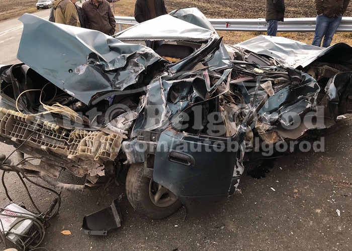 Водитель и пассажир чудом выжили в аварии с КамАЗом в Белгородской области