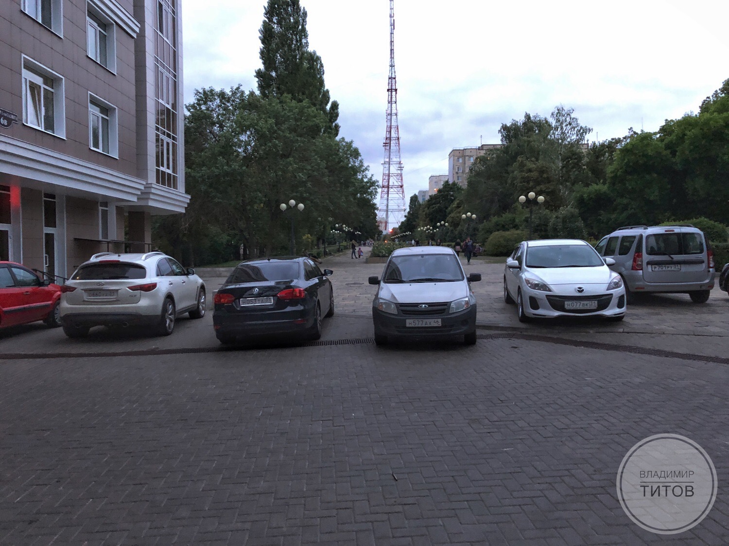 Автомобилисты оккупировали пешеходную зону на Харьковской горе Белгорода