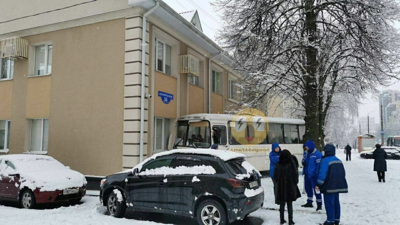«Пазик» въехал в здание скорой помощи в Белгороде