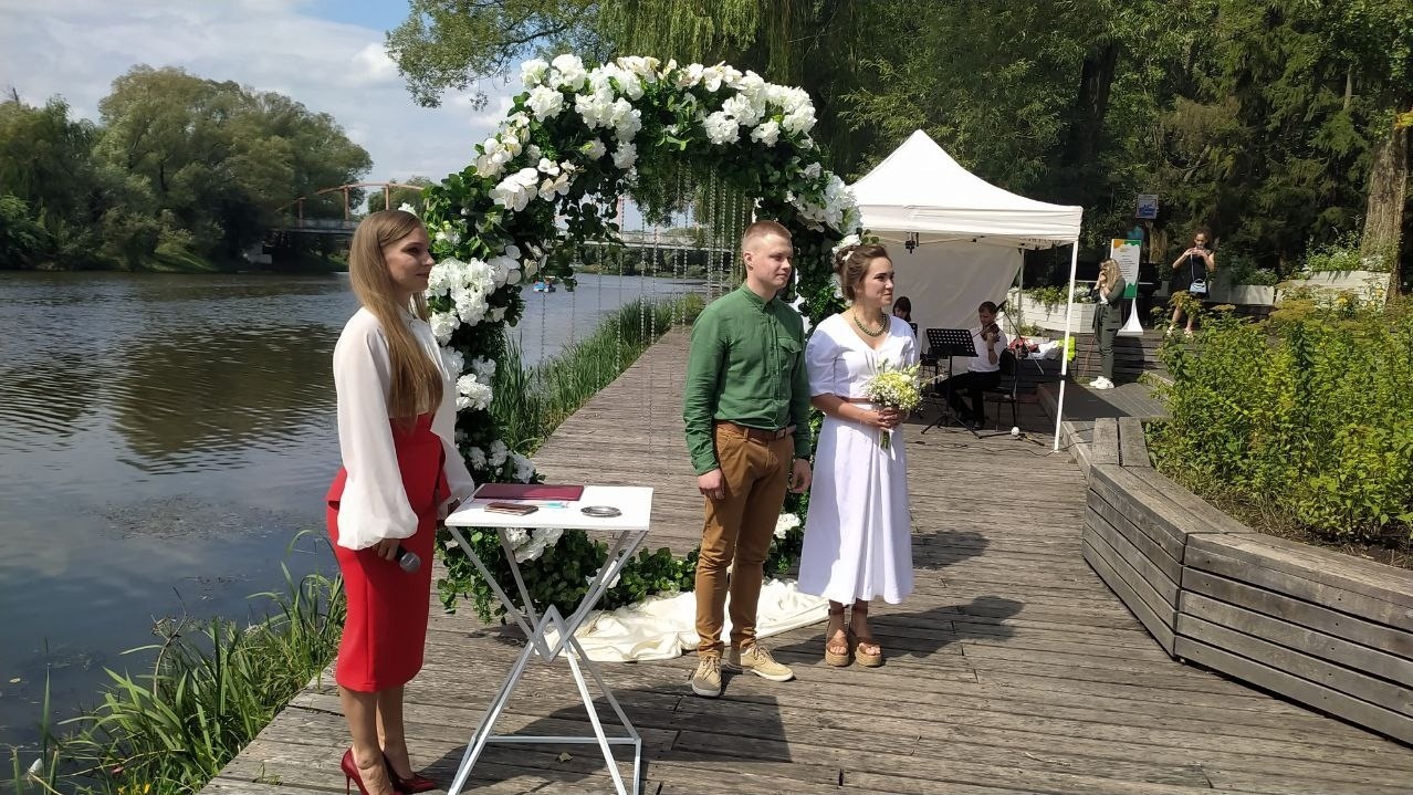 Десять пар в Белгороде поженились на набережной в парке Победы 5 августа