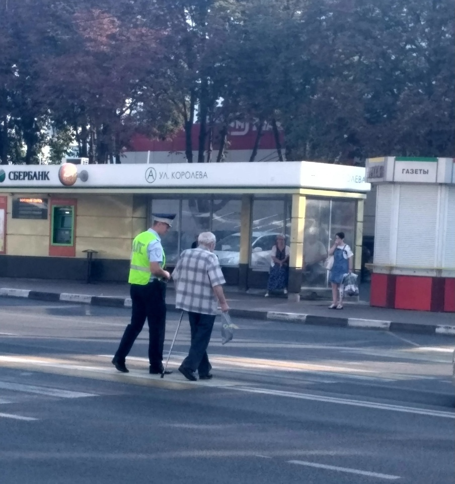 Фотофакт: инспектор ГИБДД перевёл пожилого мужчину через дорогу в Белгороде