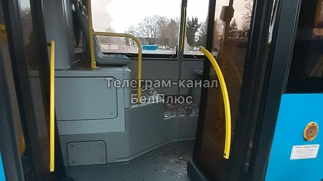 Под Белгородом мусоровоз врезался в пассажирский автобус: видео
