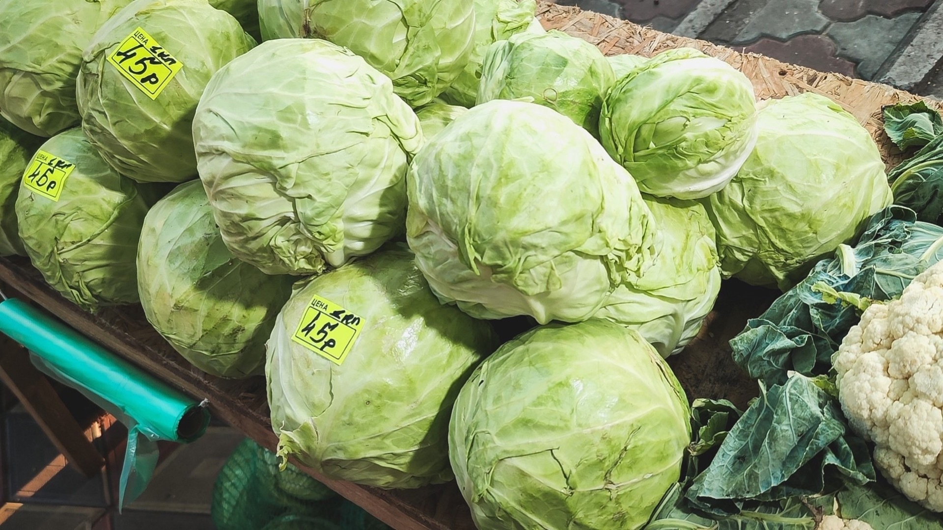 В Старом Осколе продавщицу дешёвых овощей выгнали с рынка