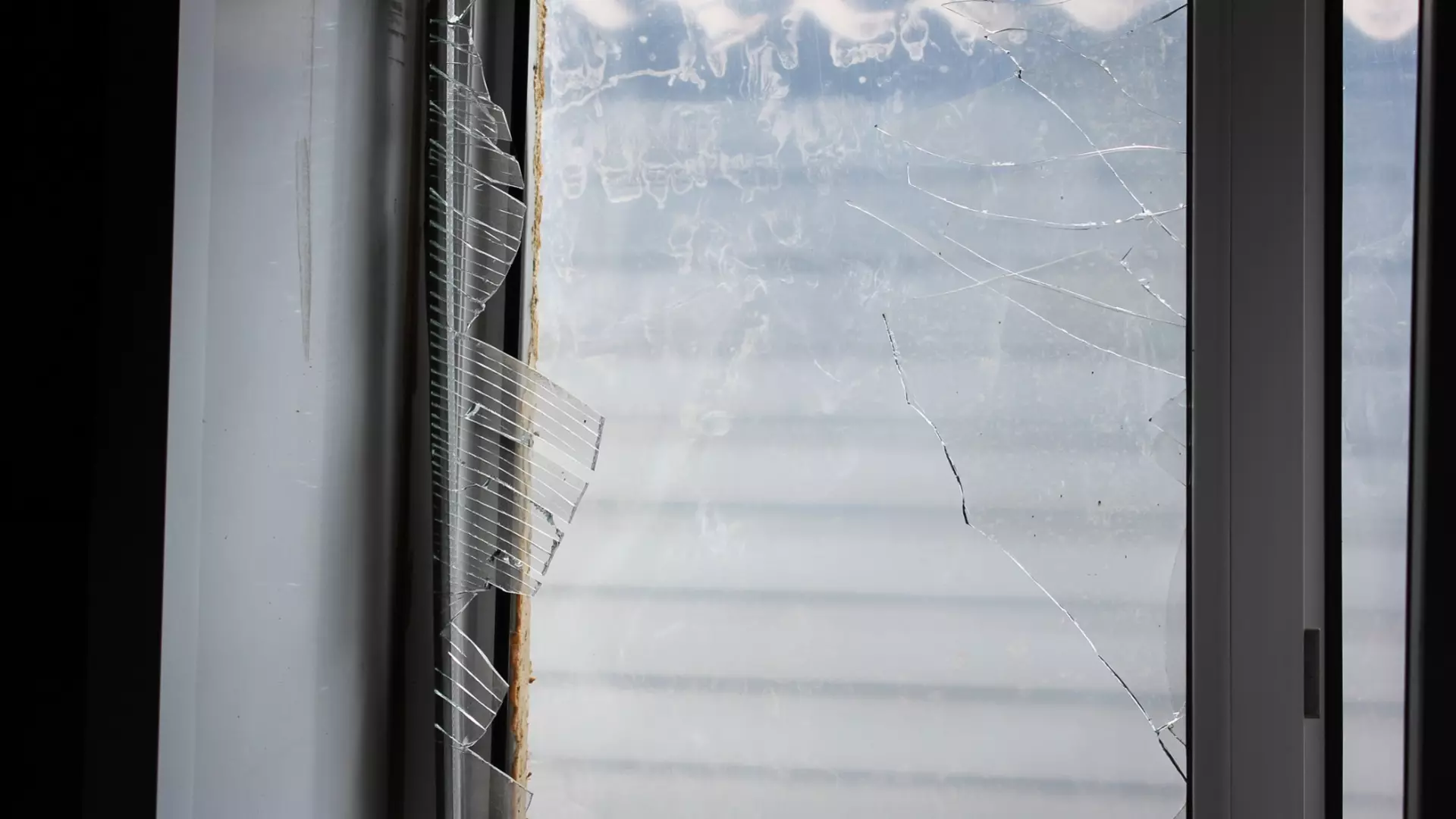 Белгородцам полгода не могут восстановить повреждённый при обстреле балкон
