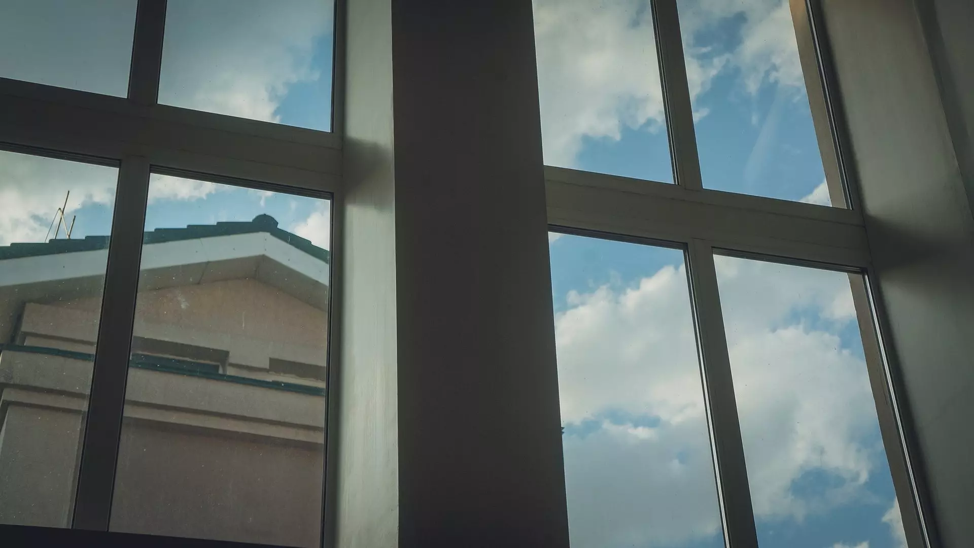 В Шебекино оклеят бронеплёнкой окна школ, работающих на дистанте