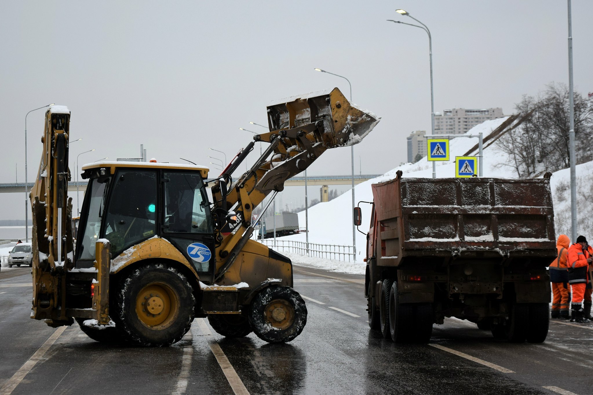 Снег на важных дорогах Белгородской области должны убирать за шесть часов