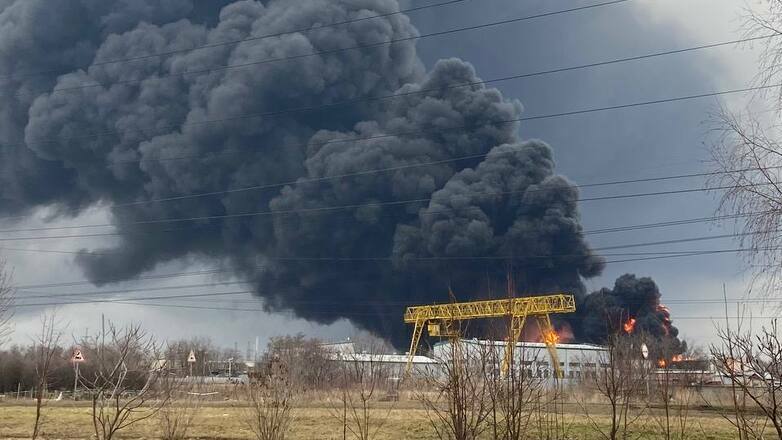 Обстрел нефтебазы в Белгороде