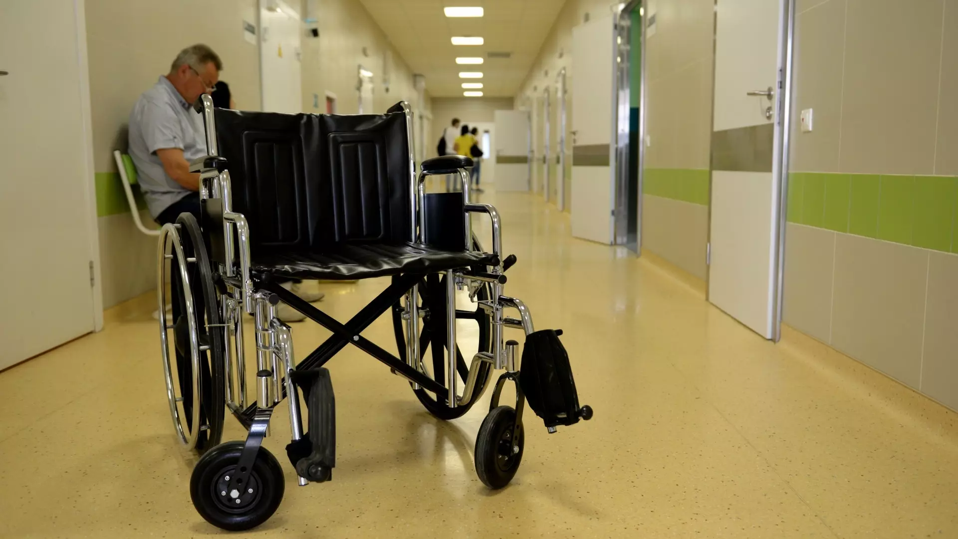 Инвалидов лишат групп. Инвалидная коляска в больнице. Больница для инвалидов детский. Дети инвалиды в больнице. Ребенок в инвалидной коляске.