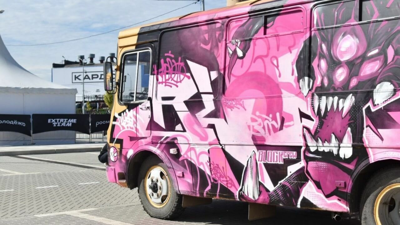 Переборщили: на школьных автобусах с граффити с премии «КАРДО» не будут возить детей