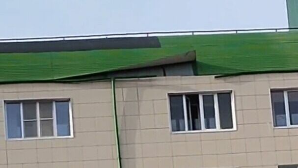 В Белгороде ветер срывает часть крыши на многоэтажке