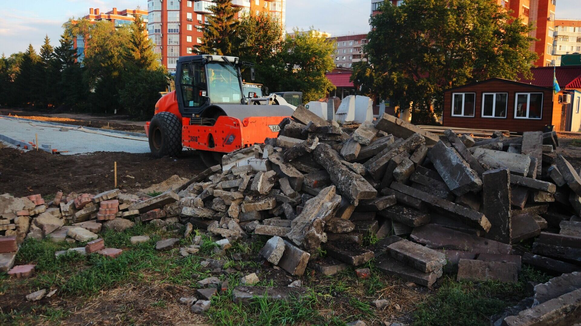 Под Белгородом мусор от сноса здания вывезли не на свалку, а на берег реки