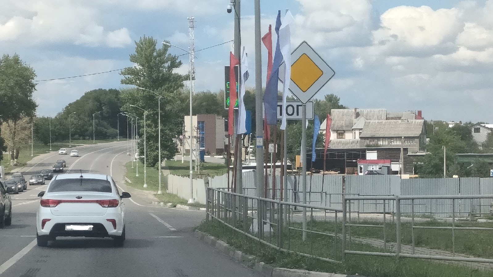Белгородка пожаловалась на триколор, который загородил светофор в посёлке