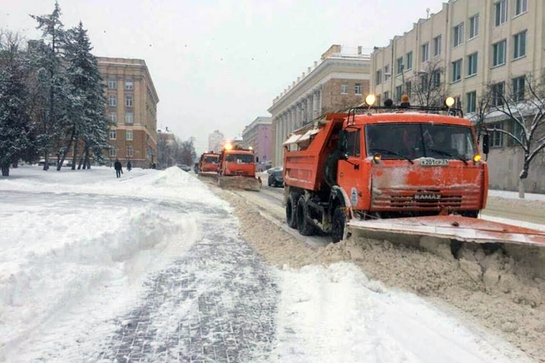 Белгородские коммунальщики убирают город от снега