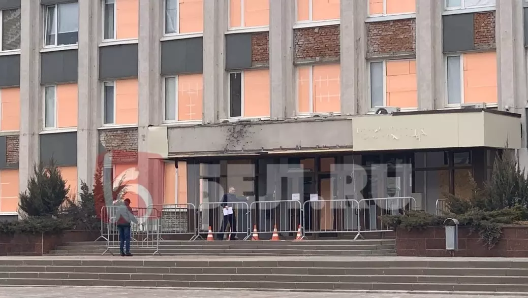 В Белгороде огородили пострадавшее от взрыва беспилотника здание мэрии