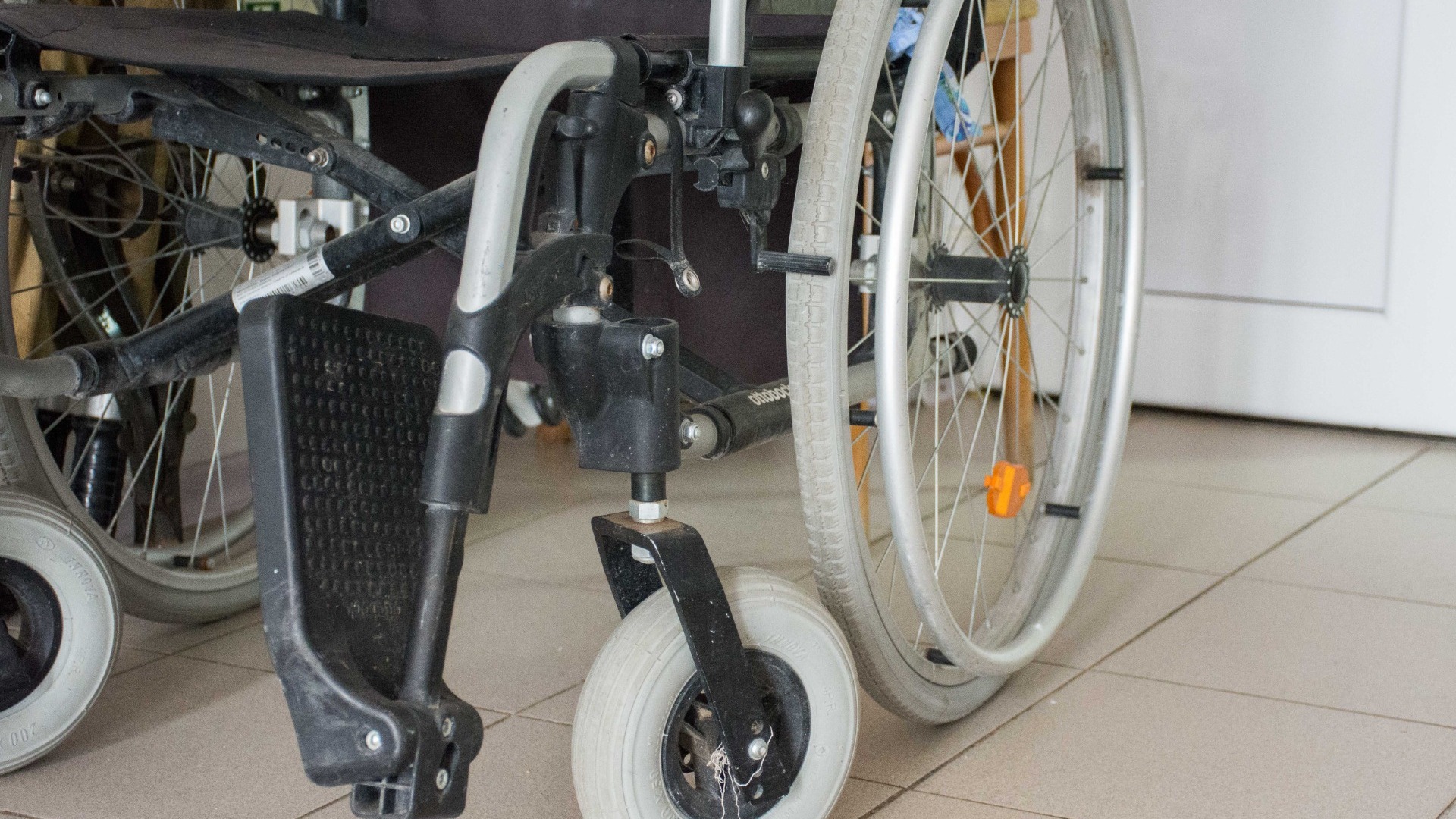 Инвалидная коляска, архивное фото