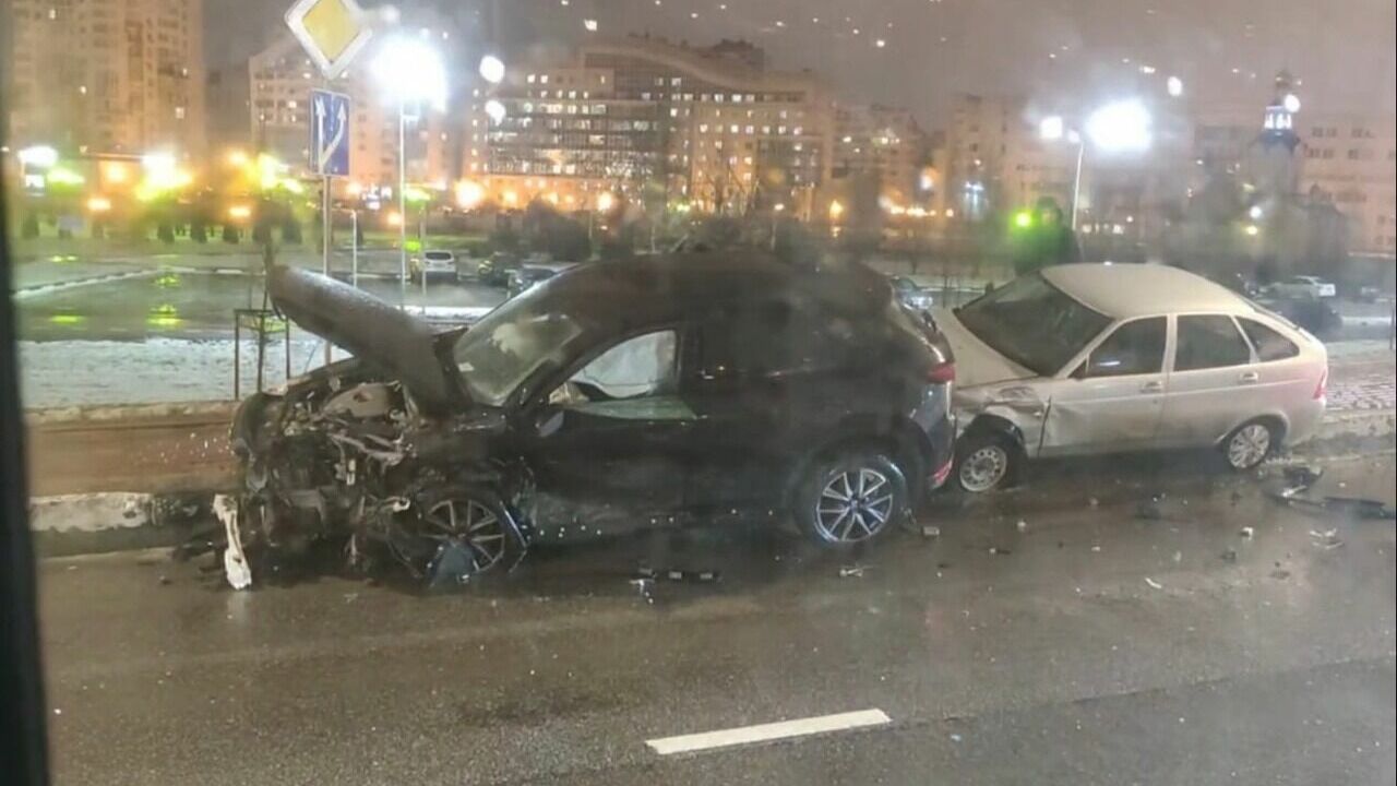 В центре Белгорода столкнулись три автомобиля