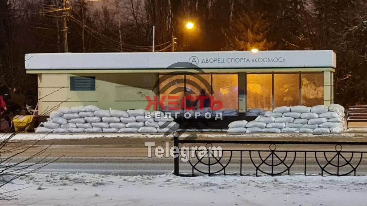 В Белгороде начали укреплять автобусные остановки блоками и мешками с песком