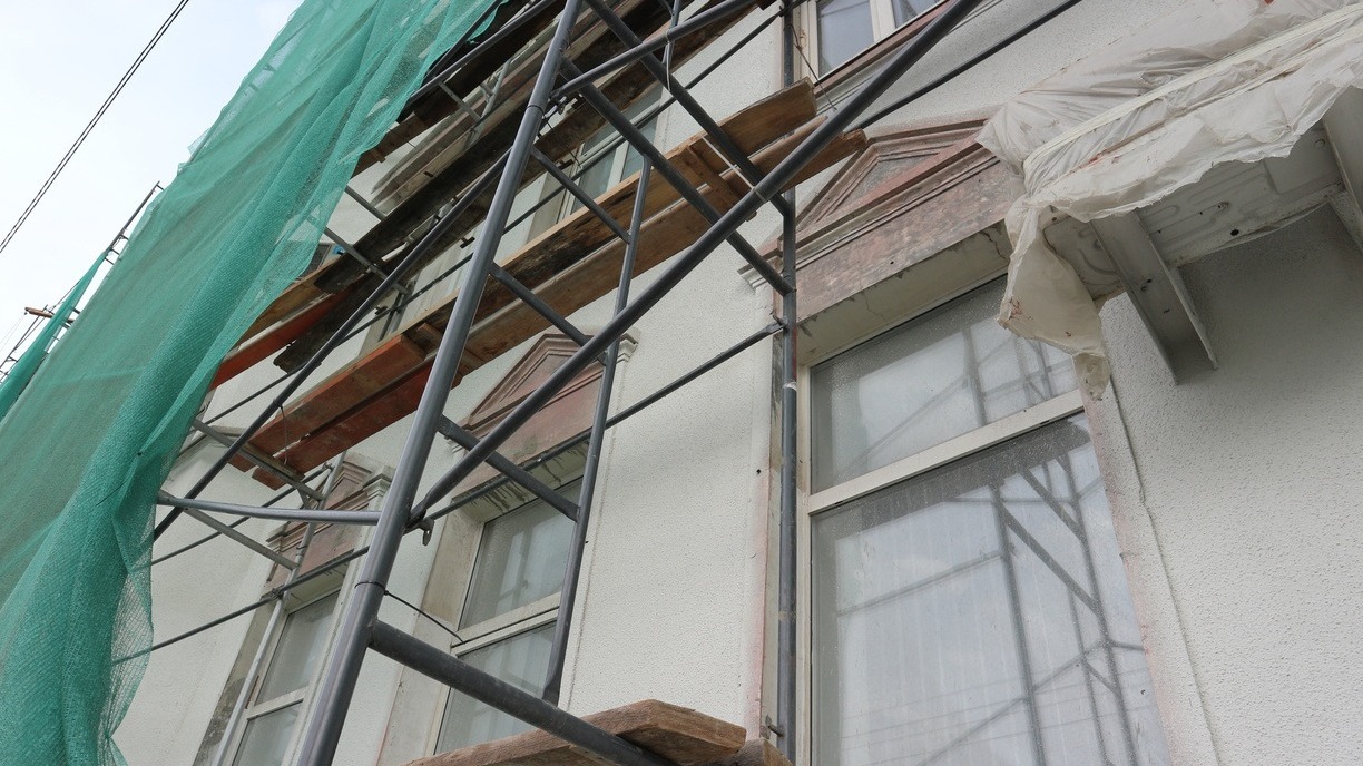 Пострадавшие во время урагана дома в Белгородской области почти восстановили