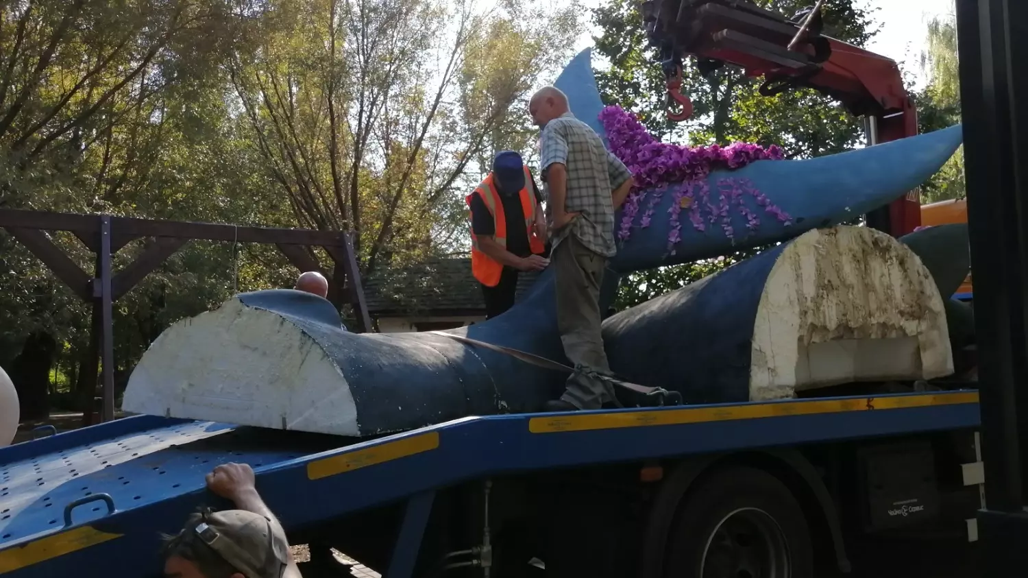 «Не грусти, улыбнись на прощание»: подняли из воды и увезли фигуру кита на Везёлке