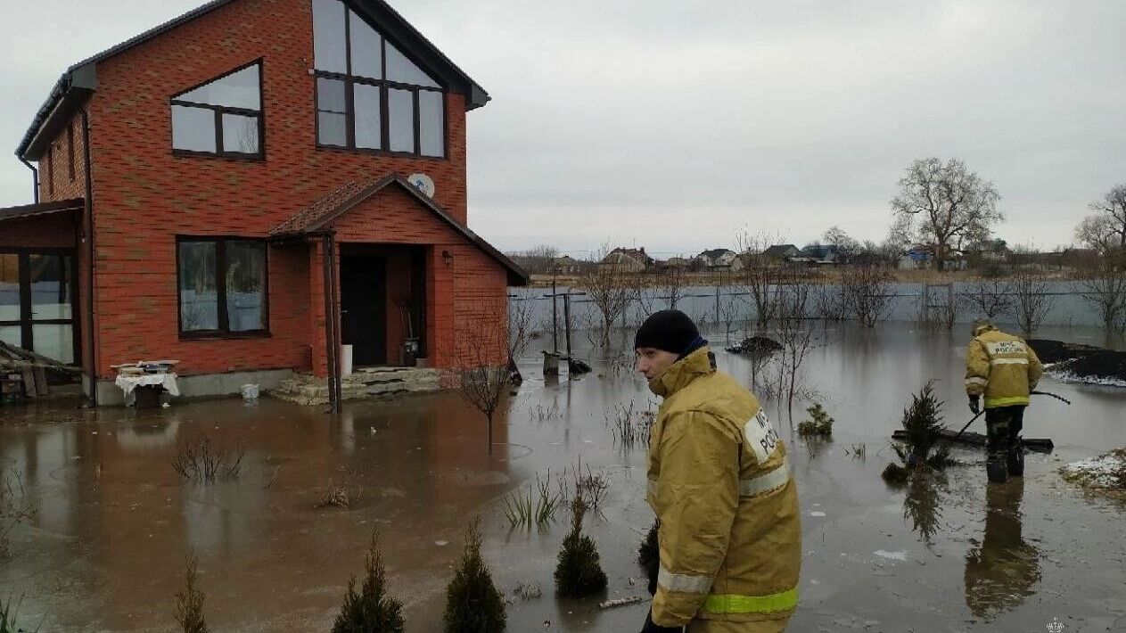 Растаявший снег затопил жилой дом под Белгородом