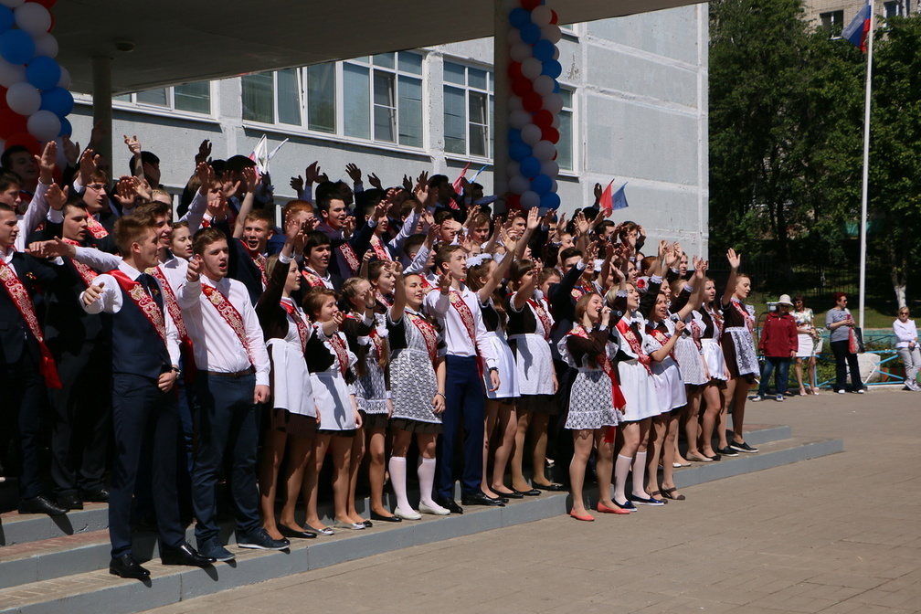 Гладков поздравил белгородских выпускников с окончанием школы