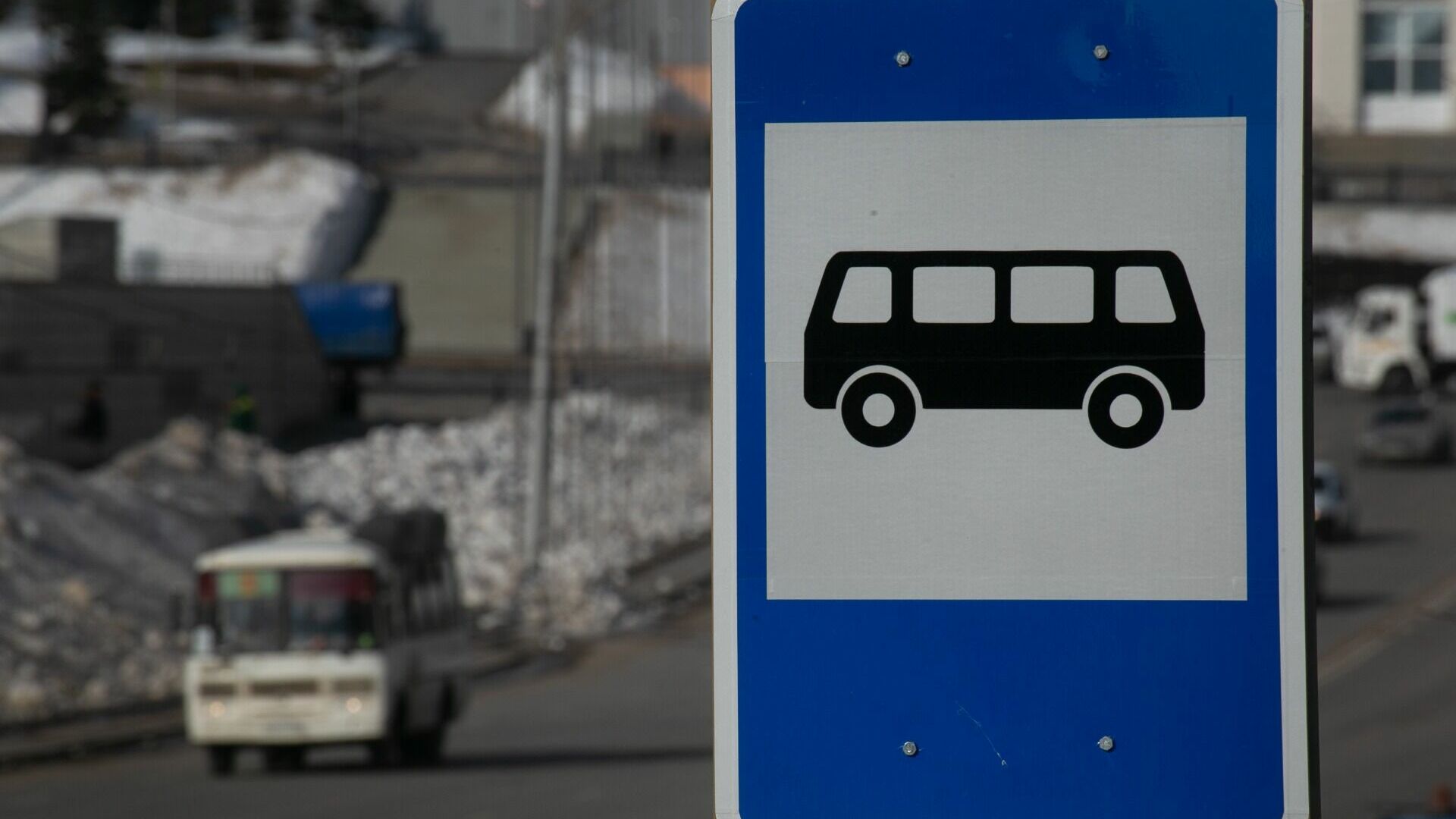 Старооскольцы возмущены отменой пригородного автобуса из-за плохой дороги