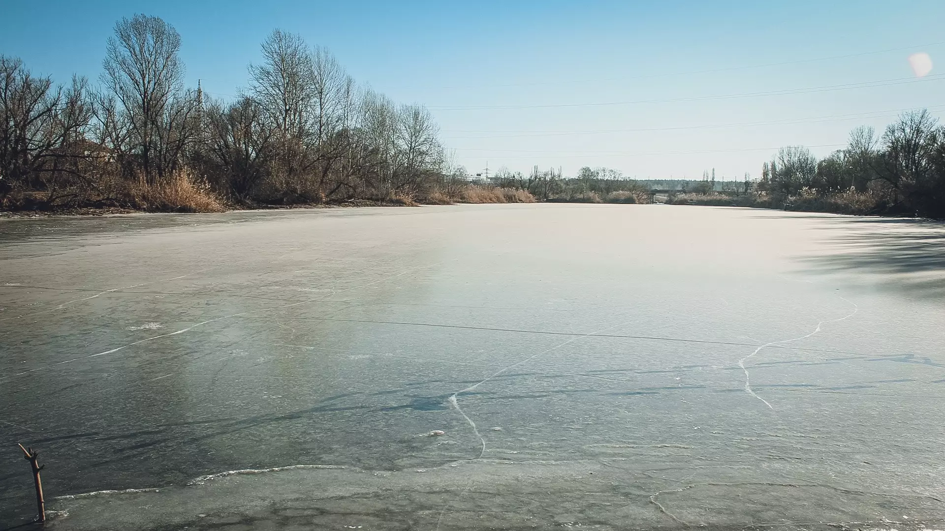 Белгородские спасатели спасли рыбака, провалившегося под лёд в 15 метрах от берега