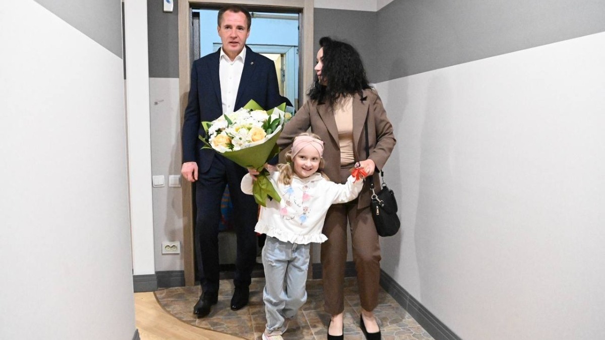 Гладков вручил ключи от нового жилья двум семьям с детьми-инвалидами в Белгороде
