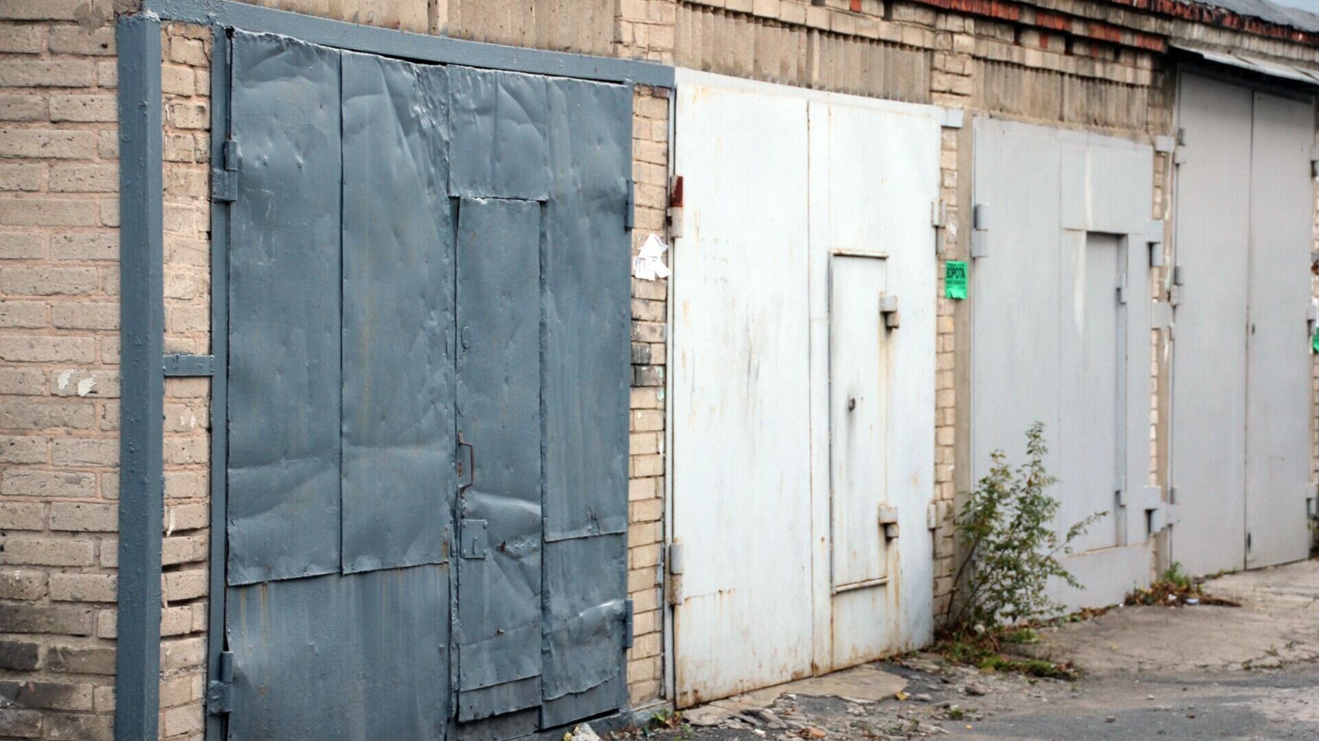 ФСБ нашла у белгородца в гараже незаконный тайник с оружием
