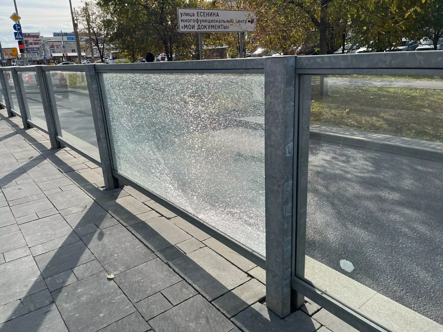 Разбитое и выбитое стёкла на остановке в Белгороде