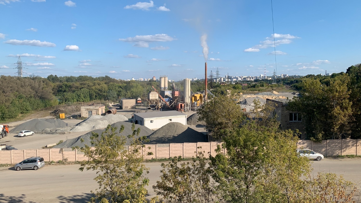 дымящий бетонный завод в Белгороде