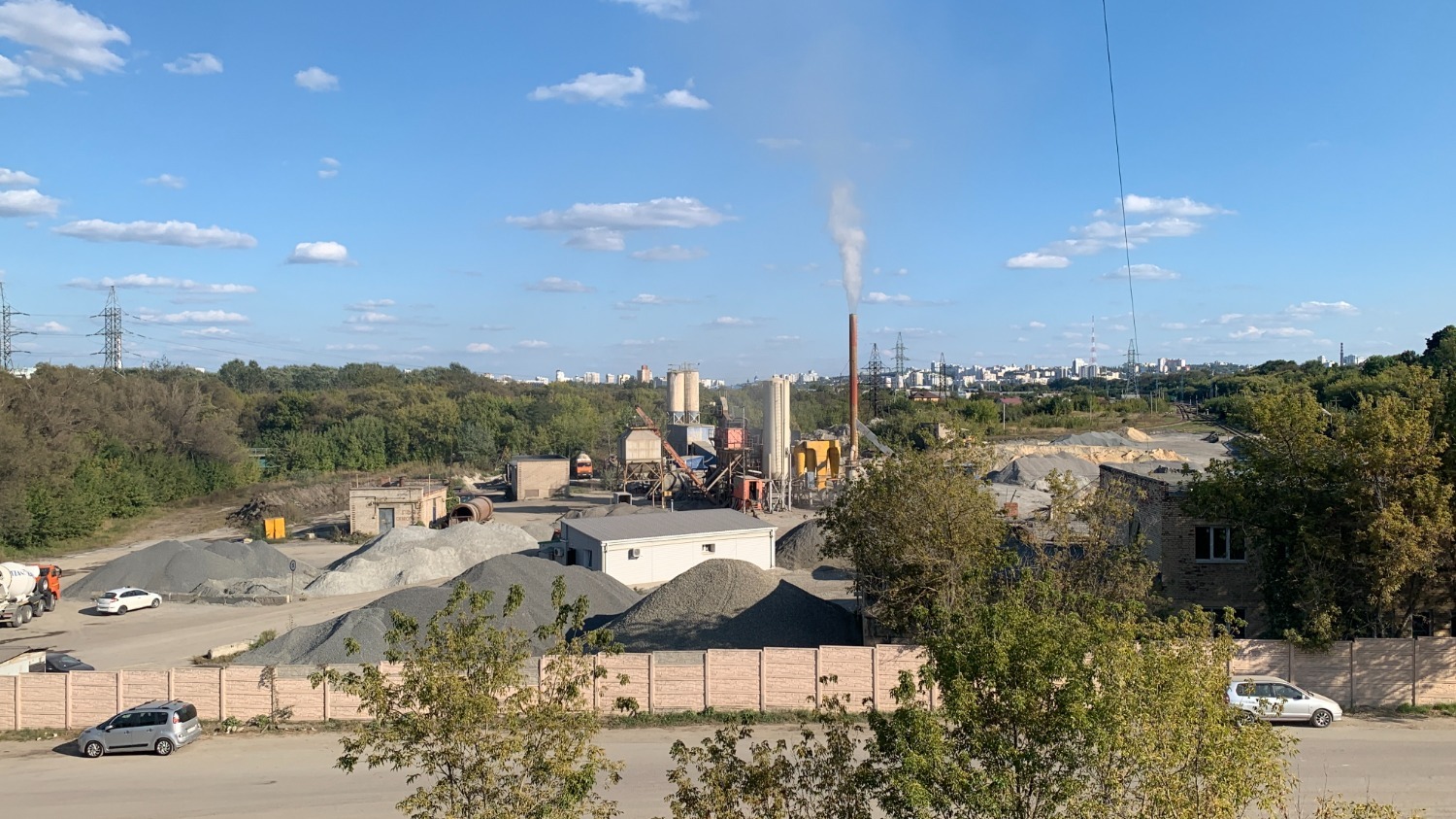 дымящий бетонный завод в Белгороде