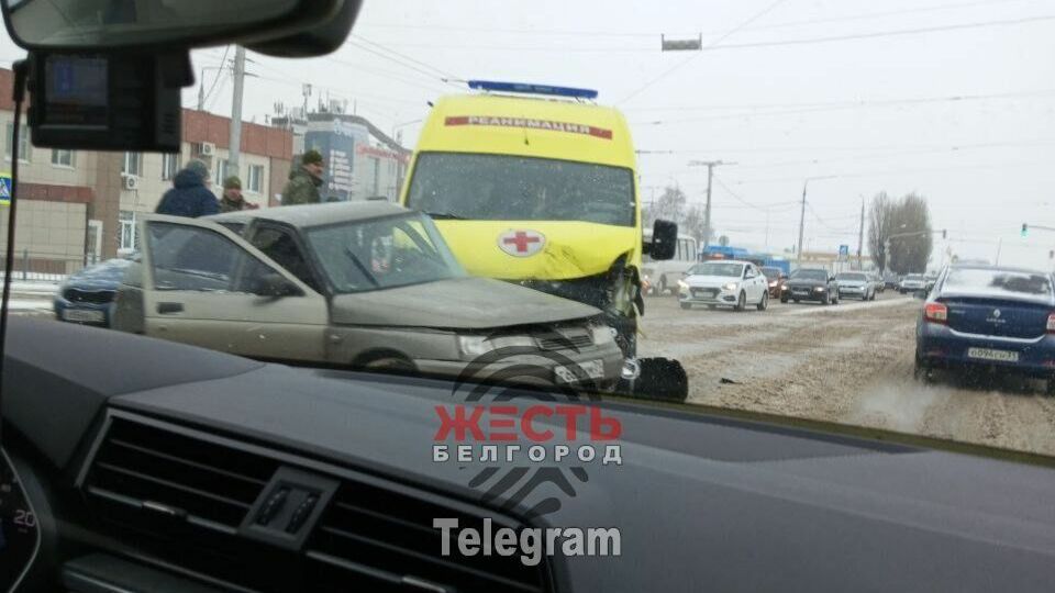 В Белгороде столкнулись «Лада» и автомобиль скорой помощи