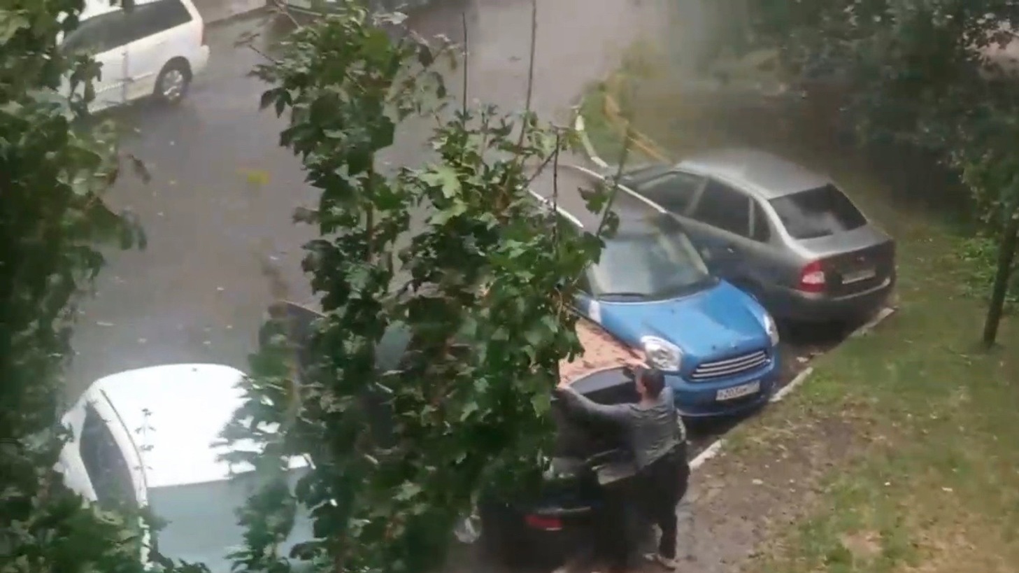 Белгородец закрыл машину от ливня и града ковром