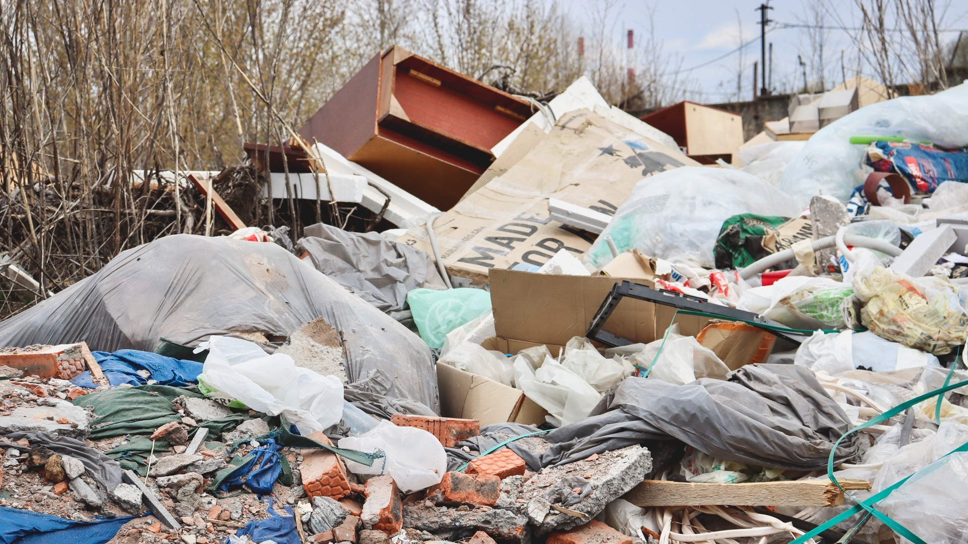 Жители белгородского села задыхаются от мусора, который не вывозят не первый день
