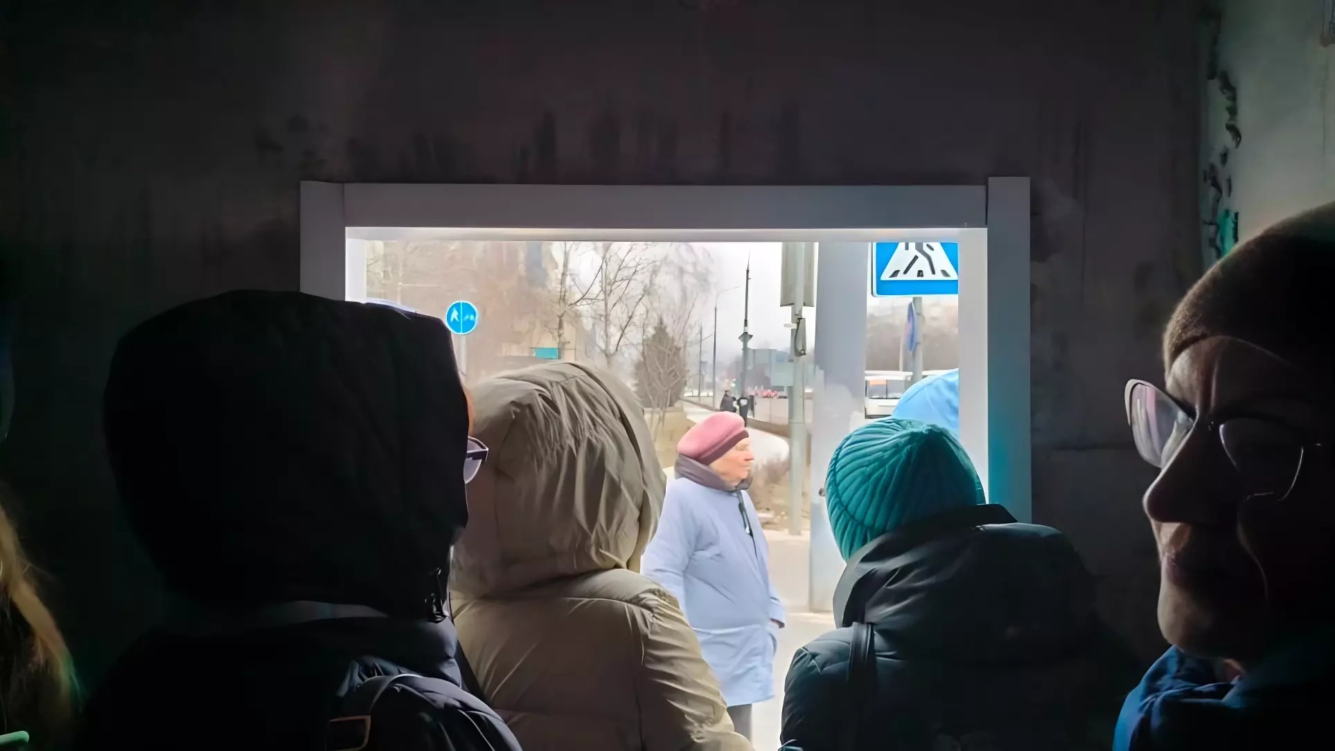 Жители Белгорода спрятались в укрытиях во время ракетной опасности