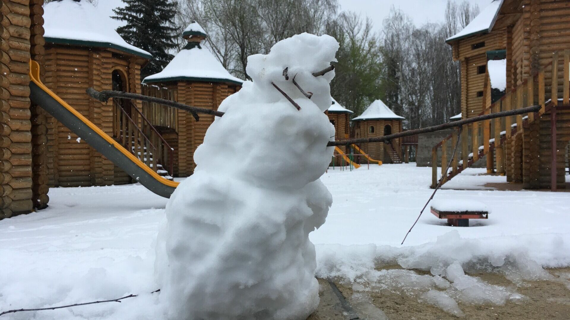 Снеговик на детской площадке.