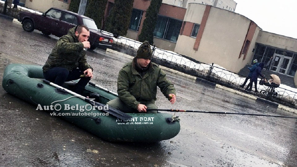 Как белгородцы «рыбачили» в ямах на перекрёстке улицы Губкина и проспекта Ватутина