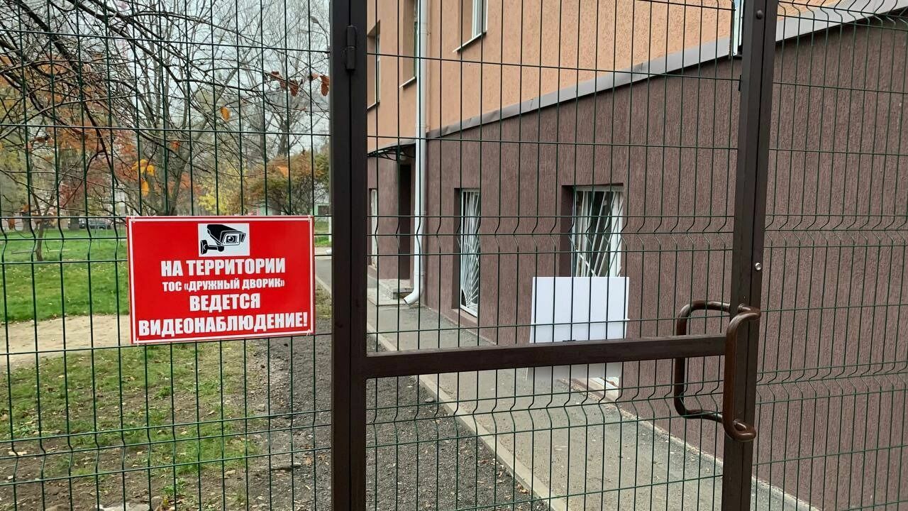 «Дружный дворик»: установленный в Белгороде забор привёл к соседской войне