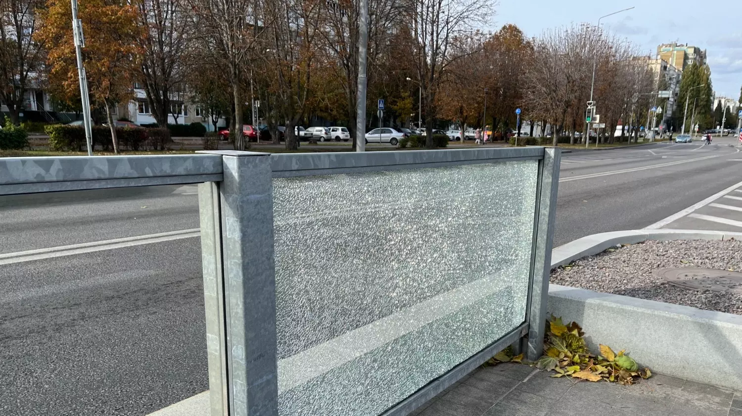 Разбитые стёкла на остановке в Белгороде