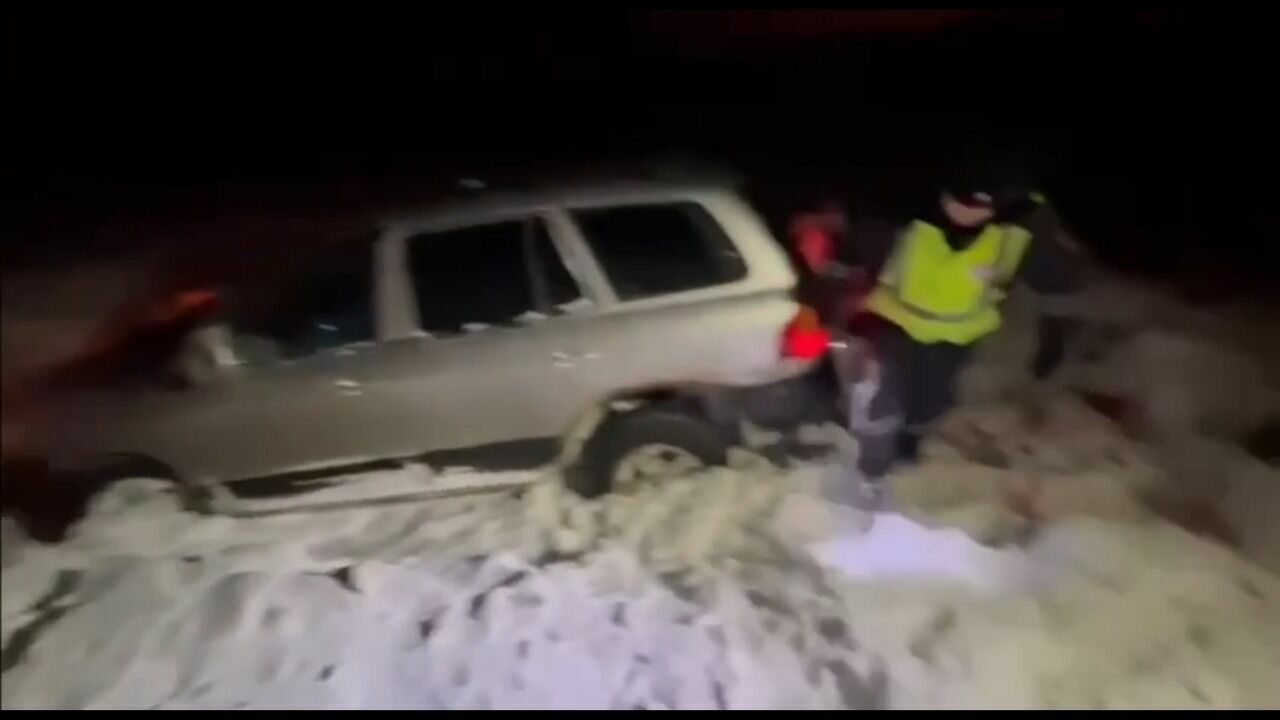 Автоинспекторы помогли белгородцу вытащить автомобиль, который застрял в снегу